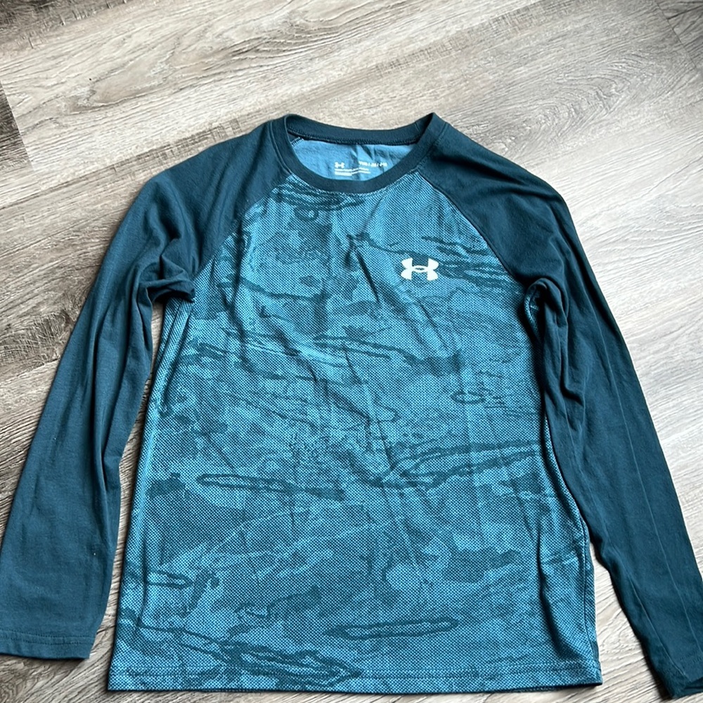 Boys Size Medium Under Armour Casual Long Sleeve tshirt
